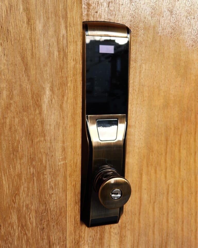 מנעול חכם Elock Premium 2 Elock Premium finish bronze, installed by smart lock israel. Wooden door.