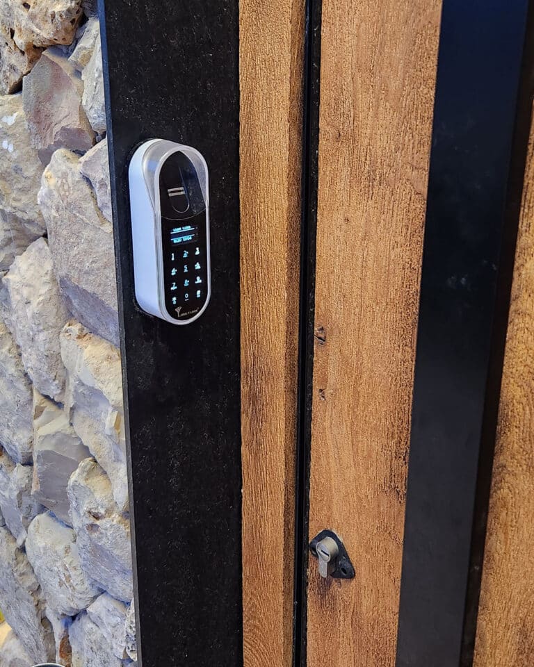 Entr מערכת נעילה חכמה 3 Fingerprint and touch code of an entr smart lock. Unit on the wall installed by smart lock israel. A decorated wooden door