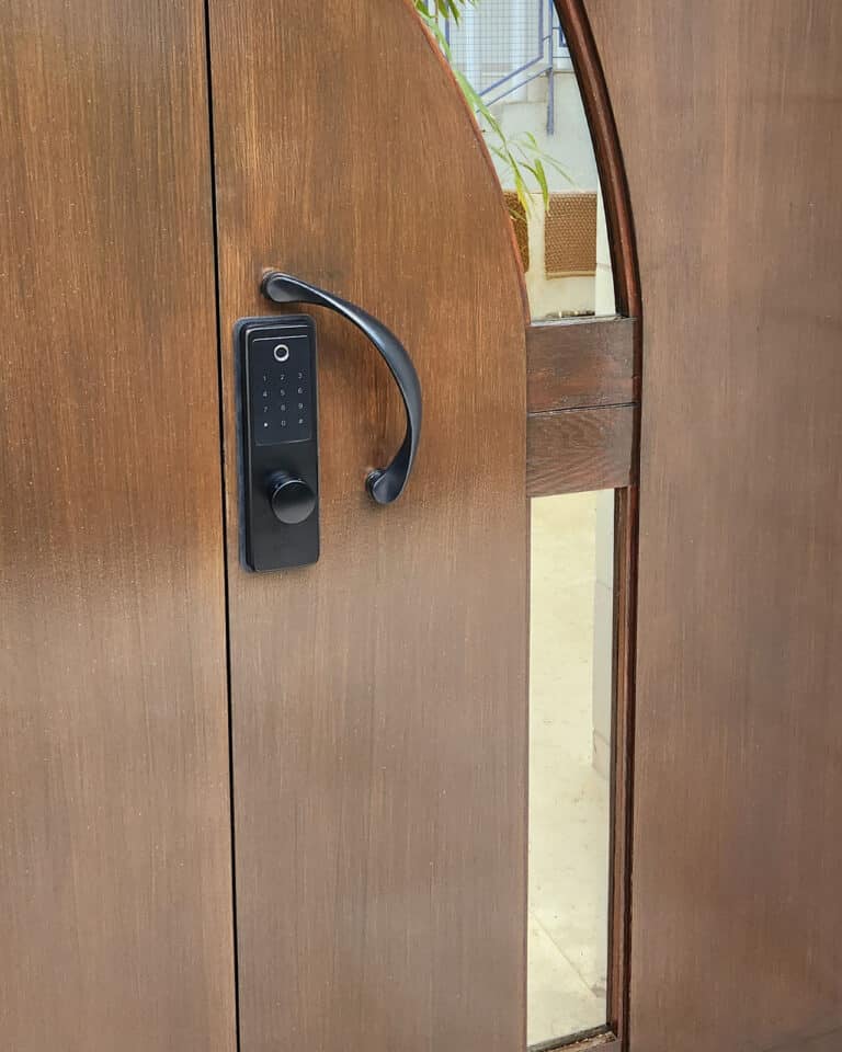 Elock Wize finish black installed by smart lock israel. Wooden door.
