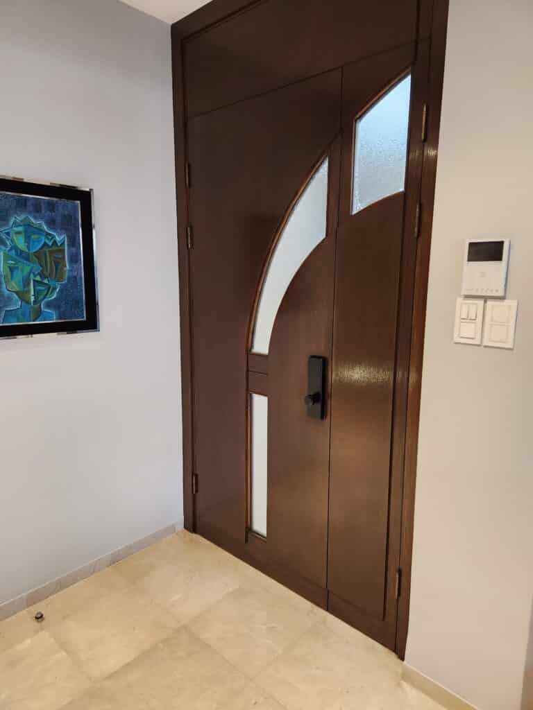 Elock Wize finish black installed by smart lock israel. Wooden door. Internal part