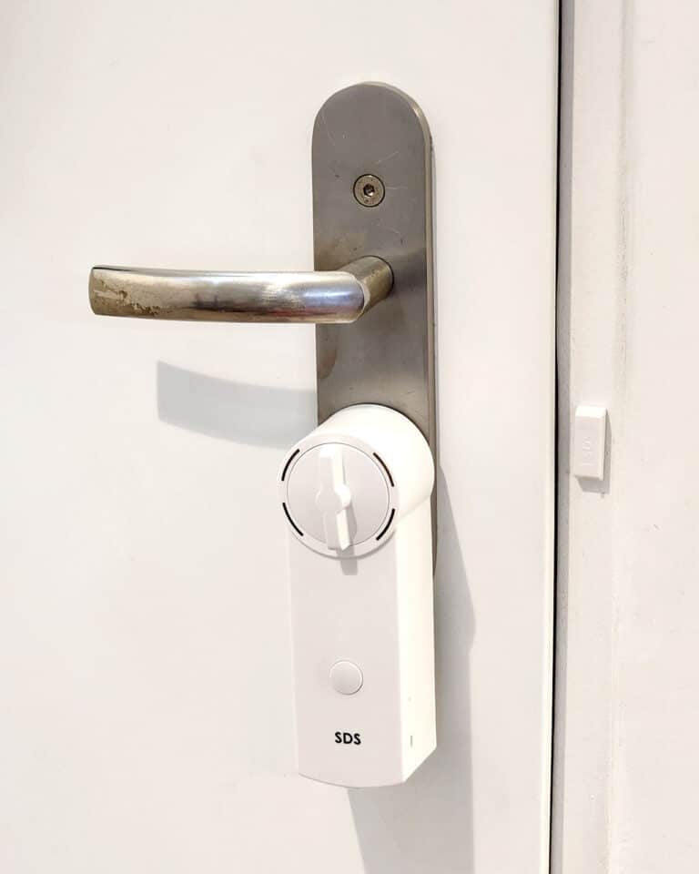 מנעול חכם C&M8200 3 smart lock c&m8200 white mounted on a white door