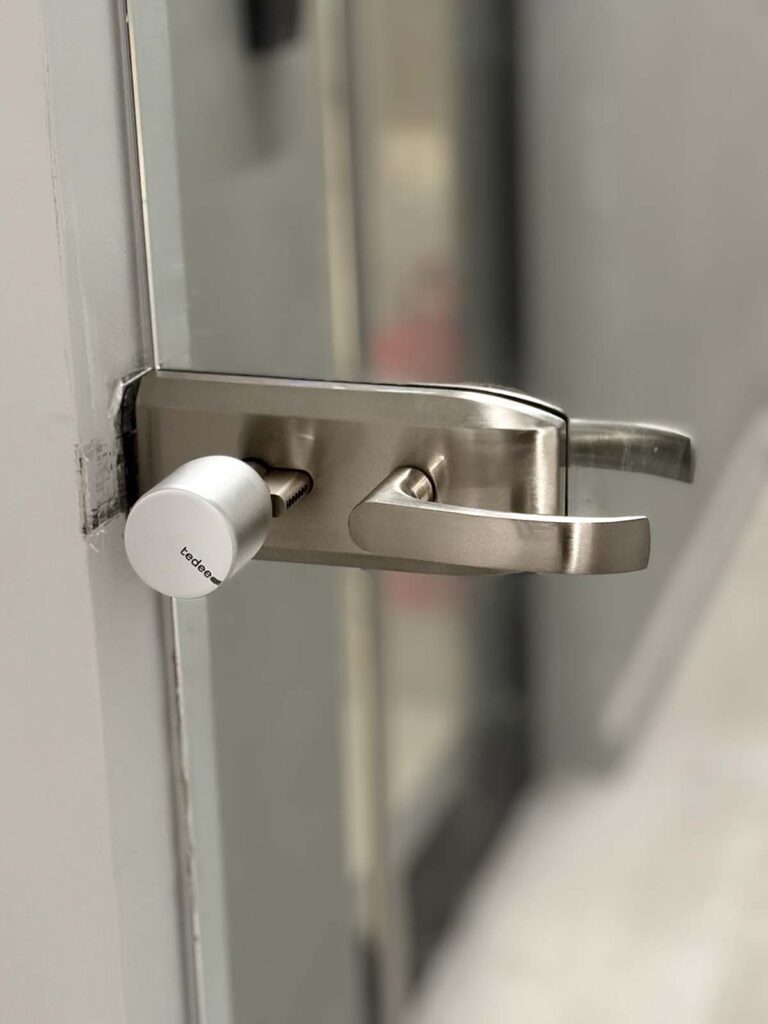 מנעול חכם Tedee Pro 5 Smart lock Tedee on glass door copy